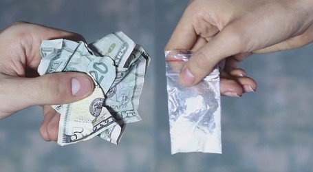 קנה סמים ב’דארקנט’ כדי למכור לחבריו ויצא עם עונש קל