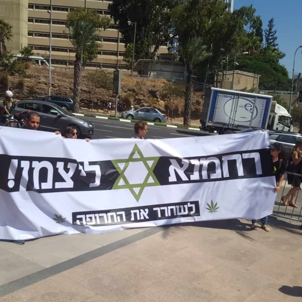 "רחמנא ליצמן" - מאות הפגינו בת"א נגד רפורמת הקנאביס