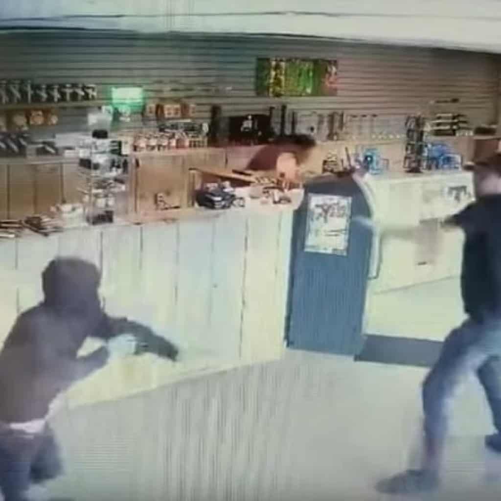 מוכר בחנות קנאביס הבריח 3 שודדים עם באנג ענקי